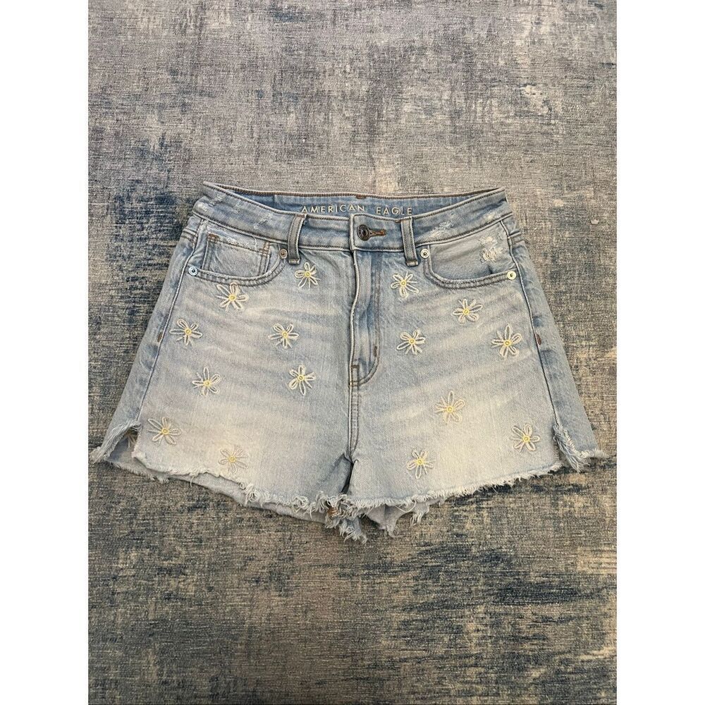 American Eagle Distressed Light Wash Daisy Embroidered Cut Off Mom Shorts Size 0